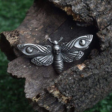 Load image into Gallery viewer, Deaths-Head Hawkmoth brooch (Antique Silver Plated) - 100007322

