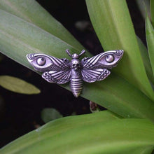 Load image into Gallery viewer, Deaths-Head Hawkmoth brooch (Antique Silver Plated) - 100007322
